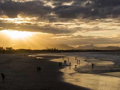 私家侦探调查取证示意图（隐蔽拍摄设备与证据整理）